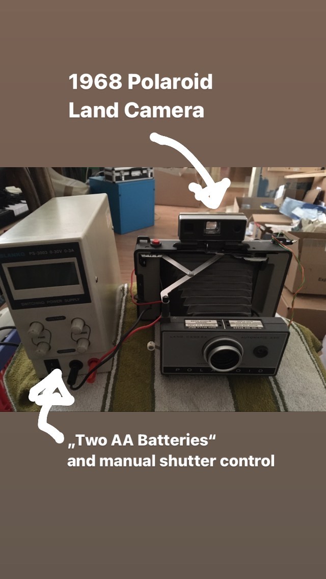 1968 Polaroid Land Camera „Two AA Batteries“
